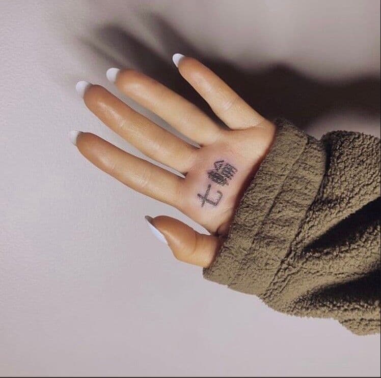 Ariana Grande faz tatuagem com símbolo japonês,mas grafia sai errada