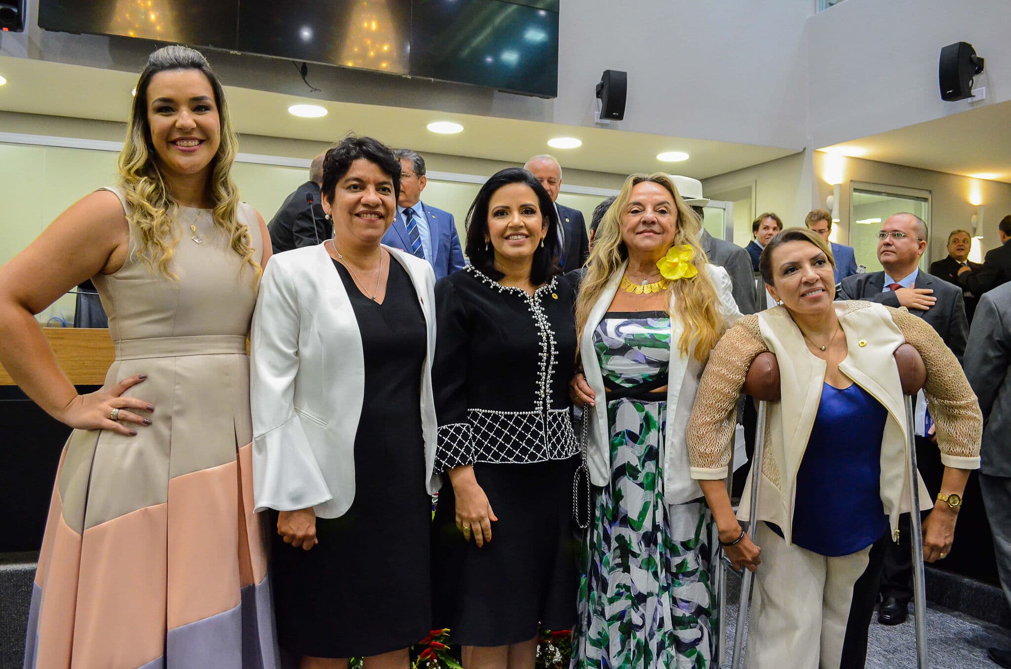 Bancada feminina estreia na Assembleia e desfila looks em dia de posse; escolha o melhor