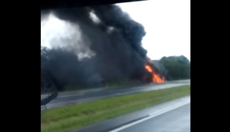 Caçamba pega fogo na BR-230 e trânsito fica prejudicado no local