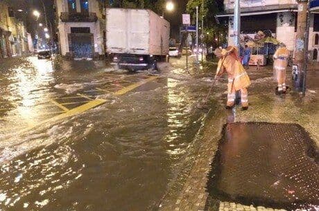 Forte chuva causa alagamento no Rio do Janeiro