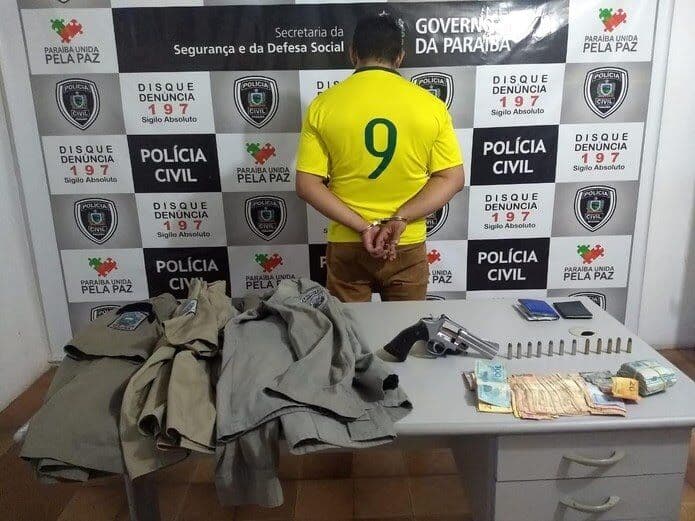 Homem é preso com armas restritas e uniformes da Polícia na Paraíba