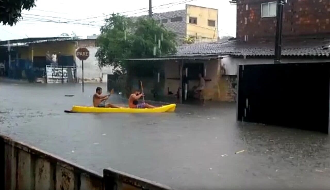 Em dia de chuva, ruas alagadas em João Pessoa são tomadas por caiaques e botes
