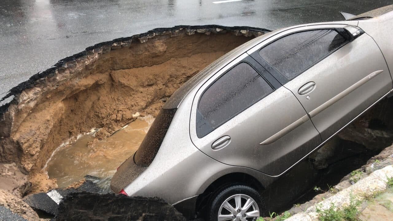 Cratera se abre em rua no Bairro dos Estados e engole veículo em João Pessoa