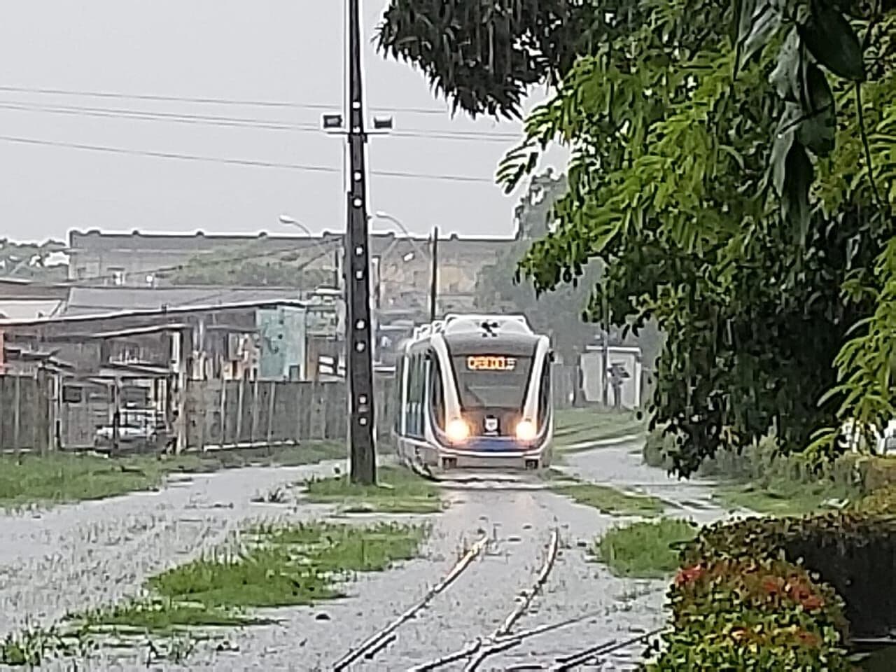 Acúmulo de água em trilhos ultrapassa 20 cm e tráfego de trens é suspenso em João Pessoa