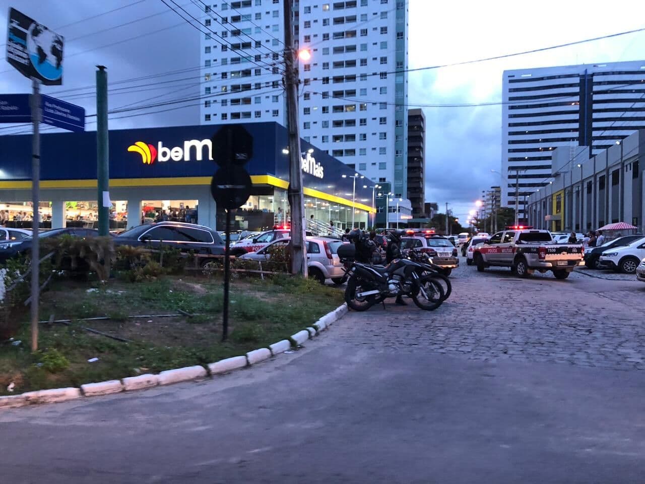 Vídeo de câmera de segurança registra momento de disparos contra taxista no Bessa