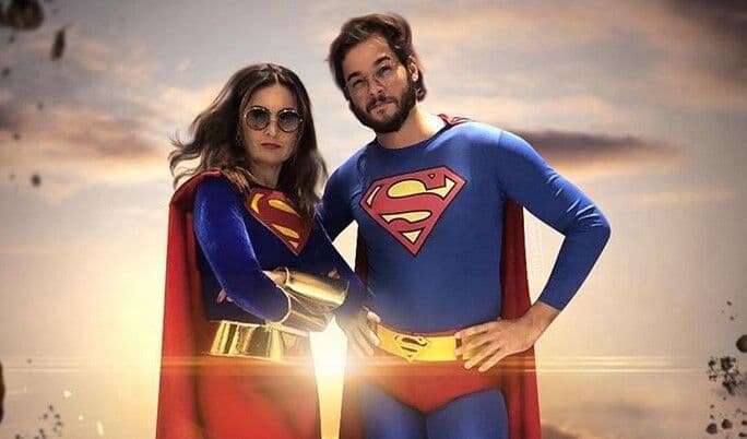 Fátima e Túlio curtem carnaval com fantasias de Supergirl e Super-Homem