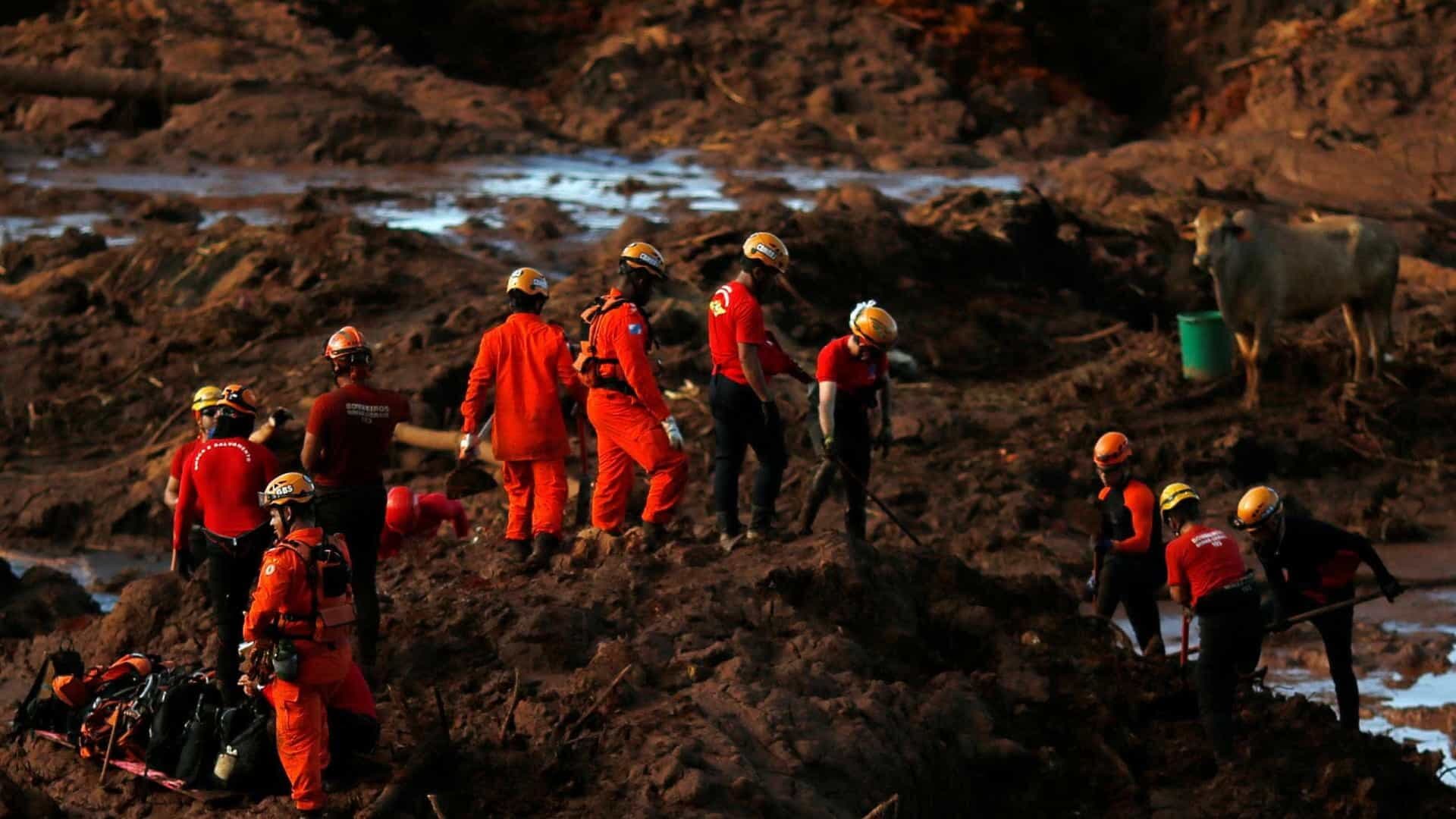 Bombeiros localizam mais dois corpos em Brumadinho