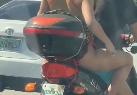 Mulher é flagrada raspando a perna em cima de moto no trânsito