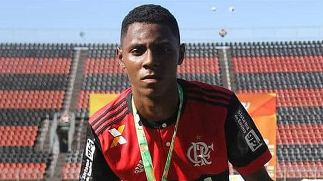 Adolescente ferido em incêndio no CT do Flamengo apresenta melhoras e respira sem máscara