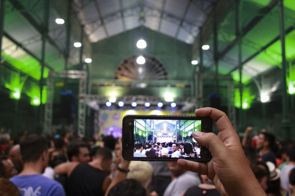 Confira cinco dicas do que fazer​ para não perder o celular na folia