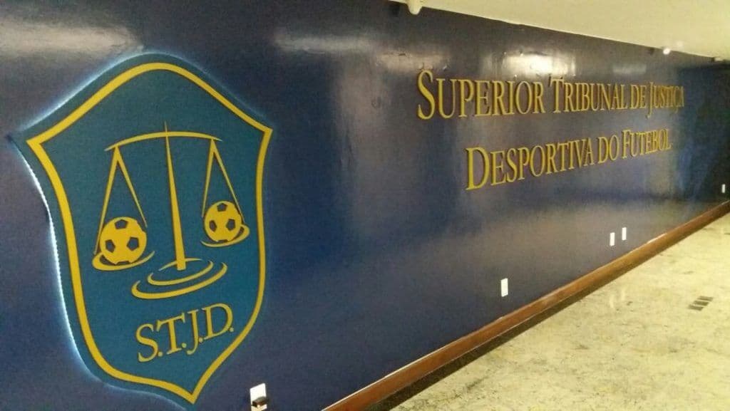 Jogador que deu um tapa em pescoço de árbitro é suspenso por 180 dias