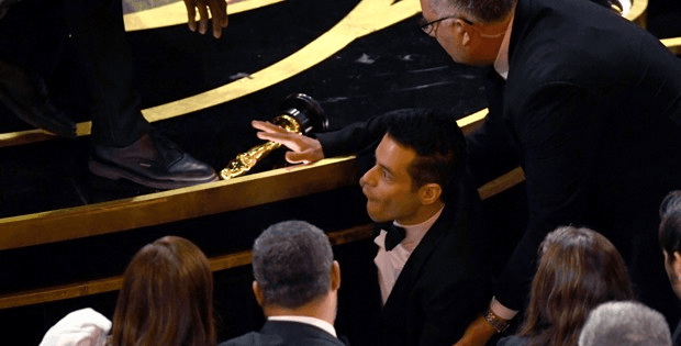 Rami Malek leva tombo e cai do palco da cerimônia do Oscar 2019