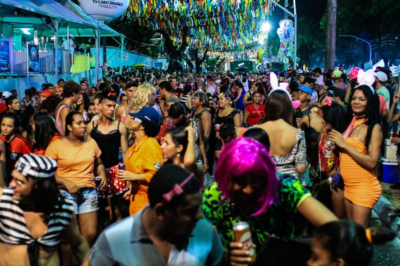 Virgens de Tambaú tem registros de ônibus depredados e barracas destruídas