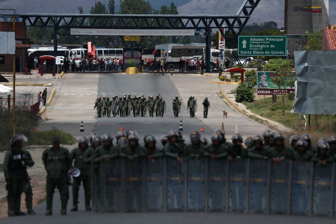 Militares negociam retirada de tanques venezuelanos da fronteira