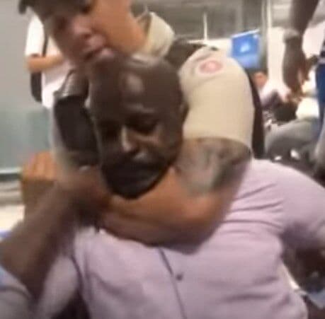 Empresário leva 'mata-leão' de PM em frente à filha dentro de banco