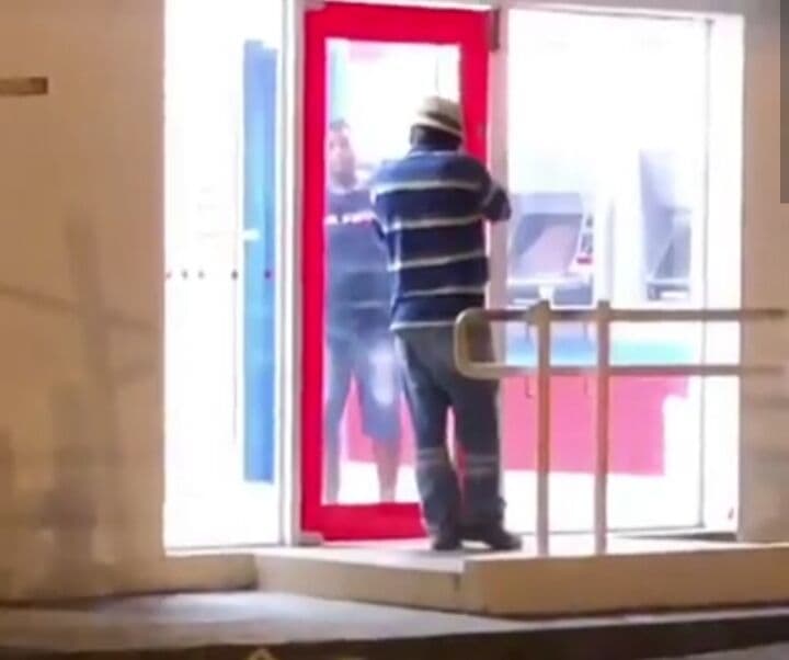 Homem vai retirar dinheiro e fica preso em agência bancária em Caaporã