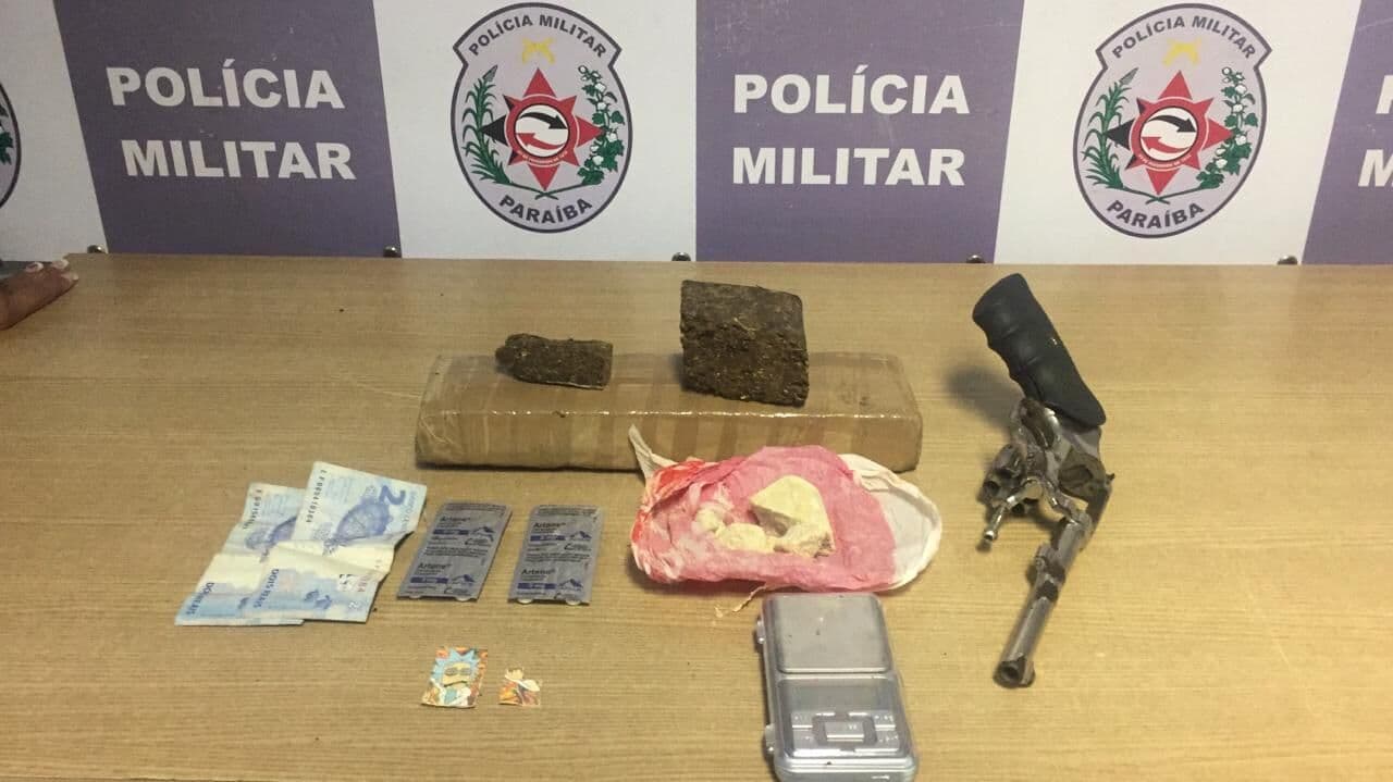 Polícia encontra arma e drogas em terreno baldio no bairro Colinas do Sul