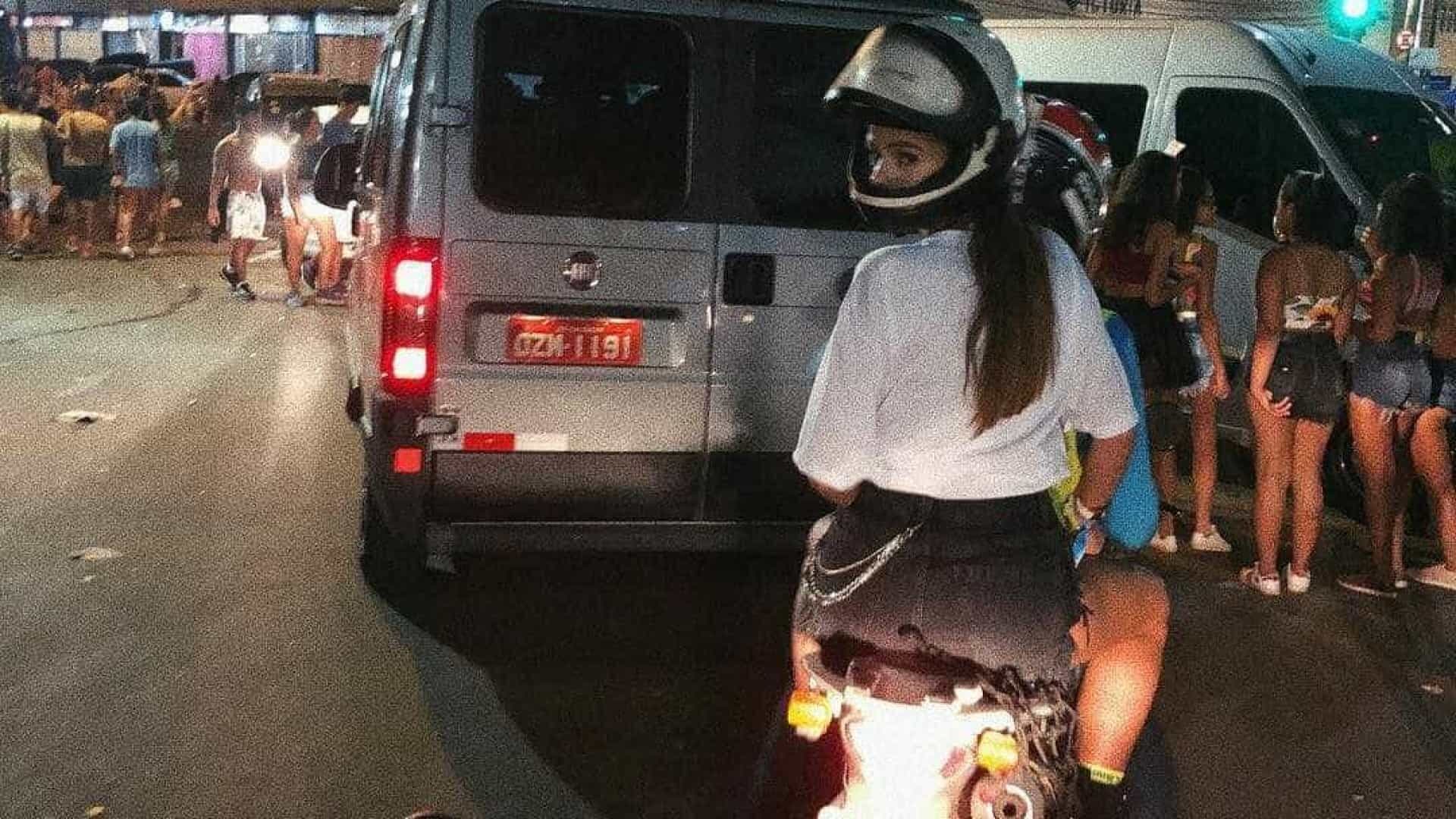 Bruna Marquezine volta para hotel de mototáxi: ‘Único jeito de chegar’