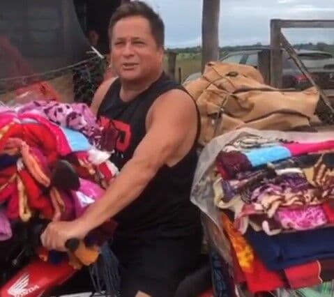 Leonardo publica vídeo com redes e mantas de São Bento em brincadeira nas redes sociais