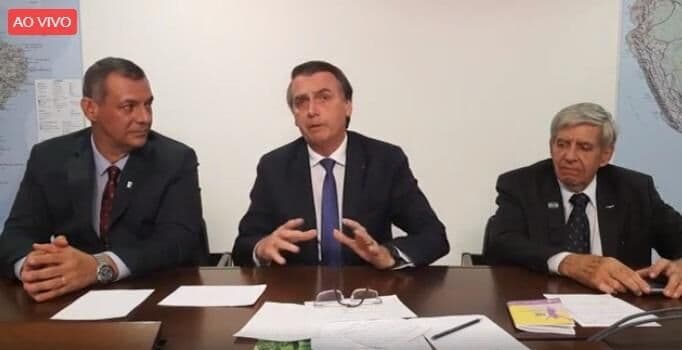 Presidente Jair Bolsonaro anuncia fim de lombadas eletrônicas no país