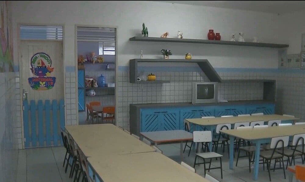 Bandidos arrombam creche em Campina Grande; alimentos e geladeira são roubados