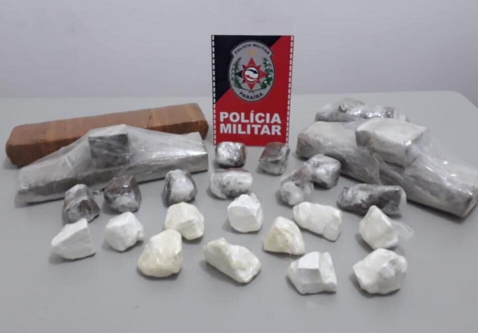 Polícia encontra quase cinco quilos de drogas escondidos dentro de caixa térmica