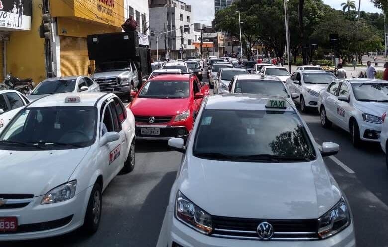 Protesto de motoristas e taxistas bloqueia trânsito no Centro de João Pessoa