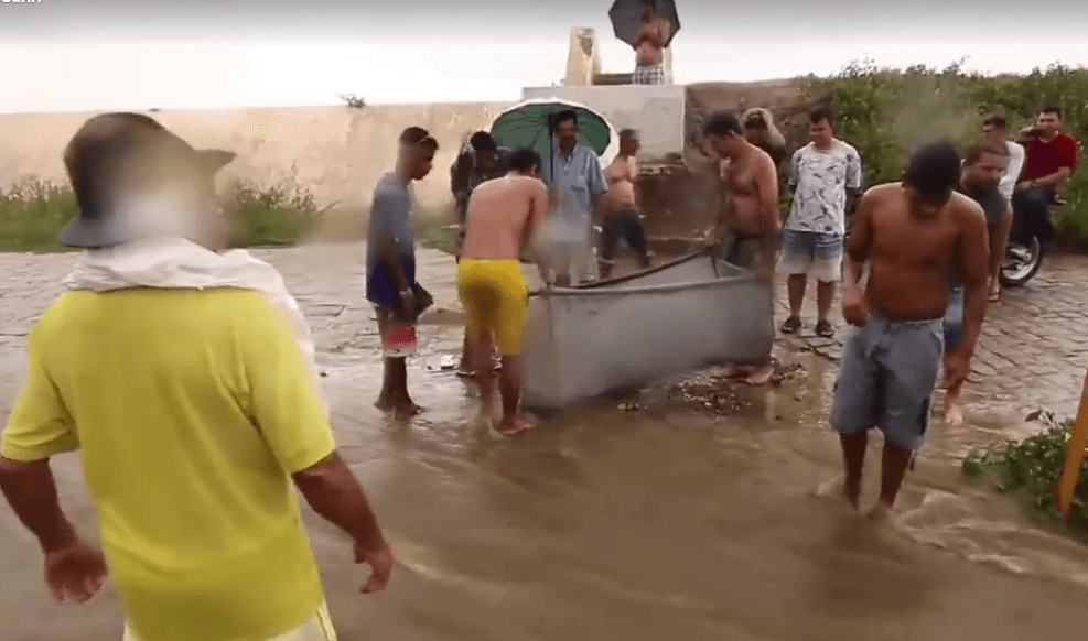 Chove forte em Monteiro e moradores aproveitam para pescar peixes no meio da rua