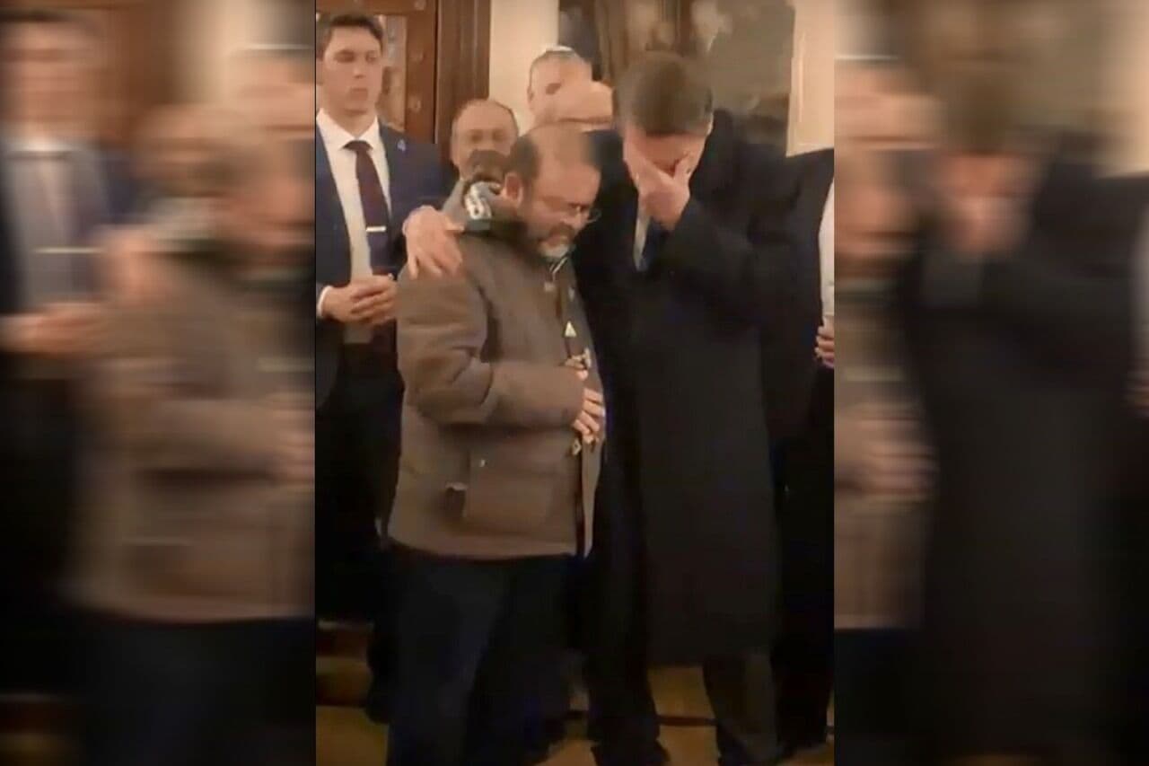 Bolsonaro vai às lágrimas durante benção de padre paraibano em Israel