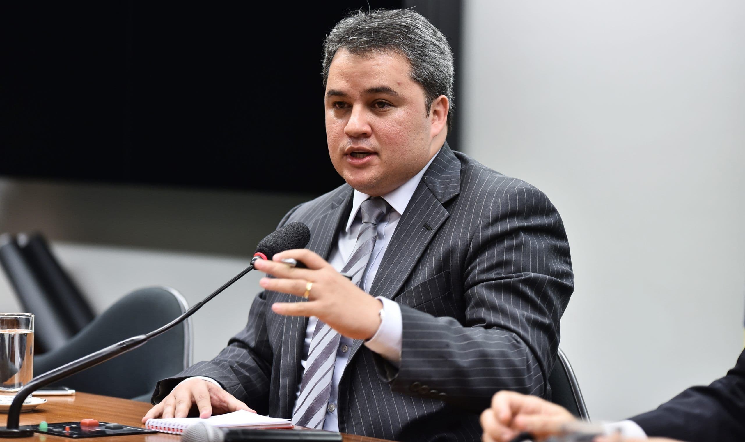 "Ricardo tem motivos para ficar e para sair", diz Efraim sobre decisão de Ricardo