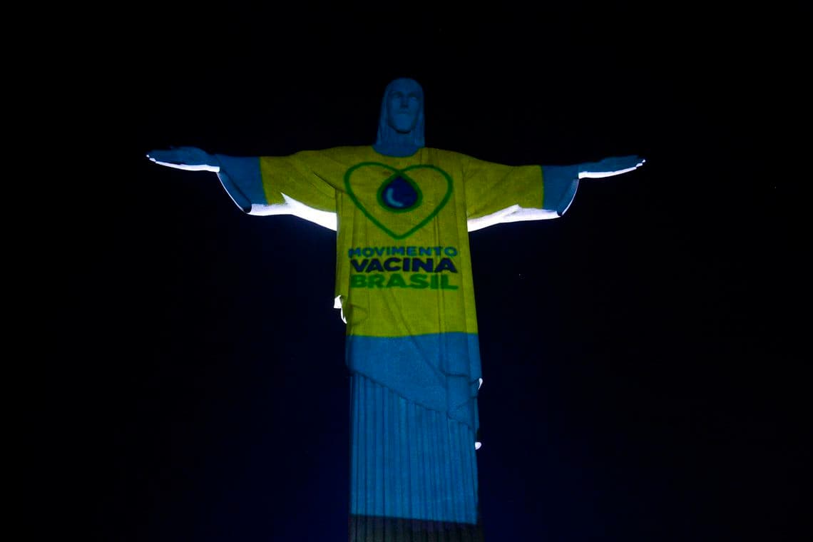 Cristo é iluminado para marcar campanha de vacinação contra a gripe