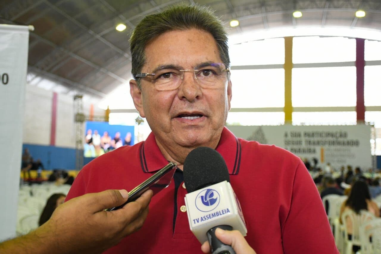 Adriano Galdino confirma convocação do secretário de Educação para esclarecimentos na Assembleia