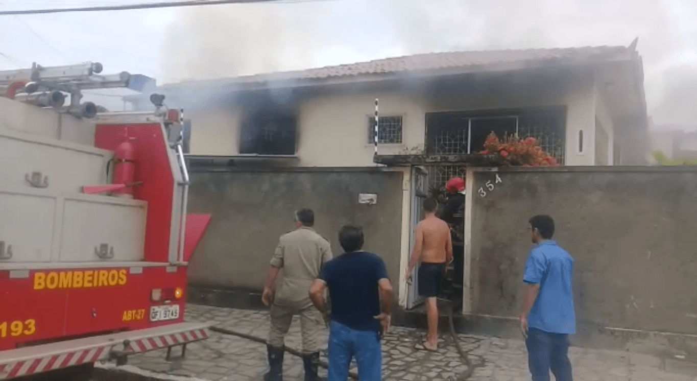 Incêndio atinge casa no bairro Castelo Branco, em João Pessoa