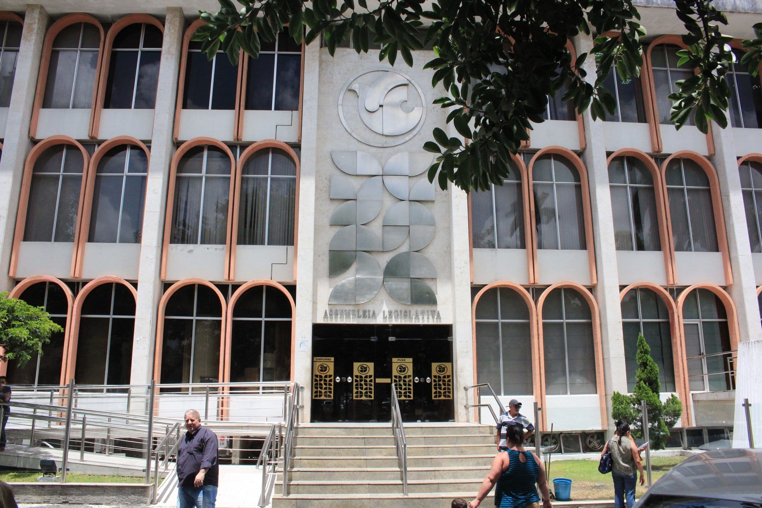 Deputados aprovam PEC proibindo reeleição e antecipação de eleição da Mesa Diretora