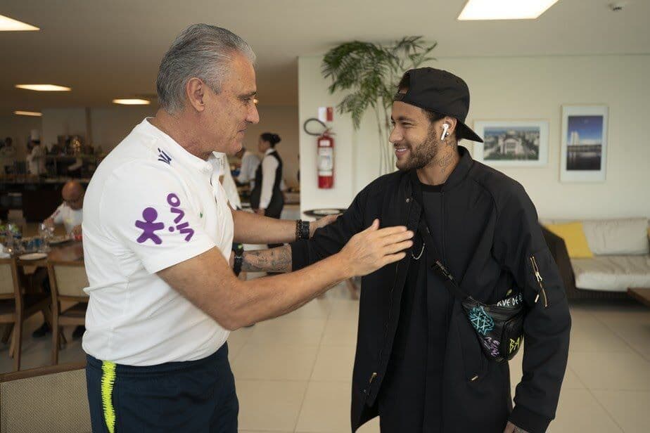 Neymar se apresenta à Seleção em Teresópolis