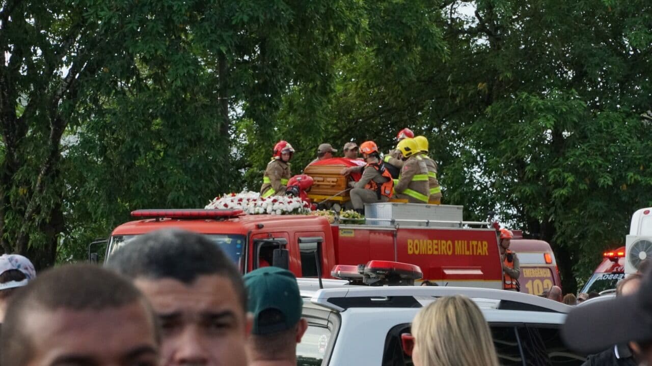 Corpo de Gabriel Diniz é enterrado em cemitério de João Pessoa