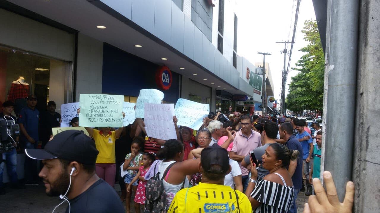 Ambulantes protestam no Centro de João Pessoa após terem mercadorias e carrinhos apreendidos