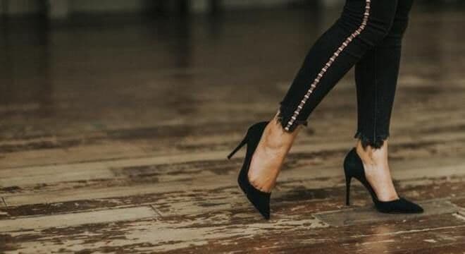 Usar salto alto em excesso pode encurtar os tendões dos pés