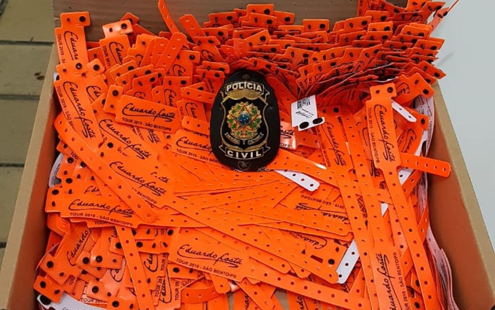 Homem é preso com 400 pulseiras falsas de show de Eduardo Costa em São Bento