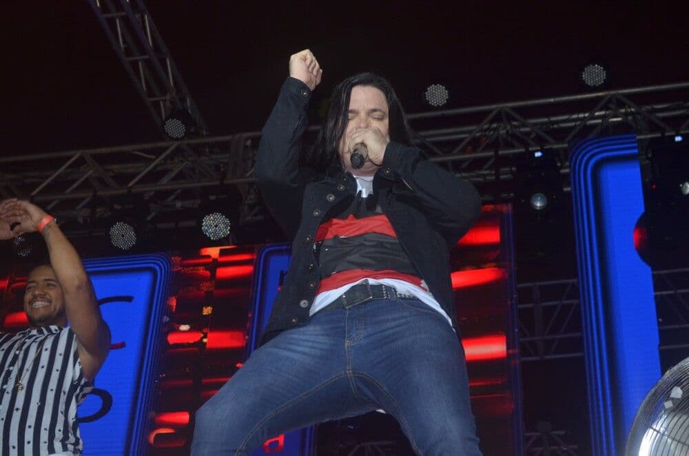 Ex-vocalista de Cavaleiros do Forró homenageia Gabriel Diniz no Maior São João do Mundo