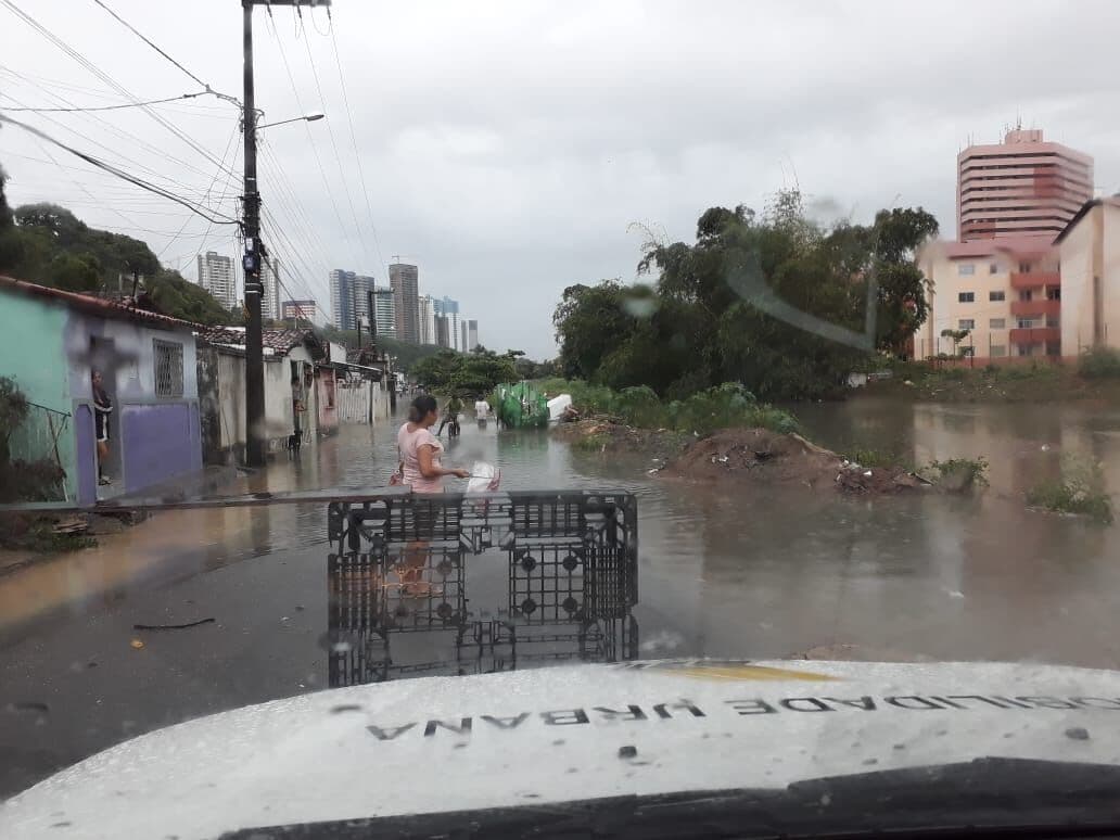 Mais de 50 pessoas são resgatadas de casas inundadas em João Pessoa