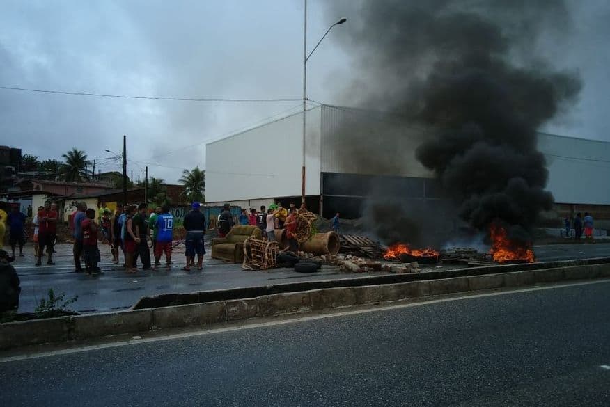 Manifestantes interditam BR-230 no sentido João Pessoa a Bayeux