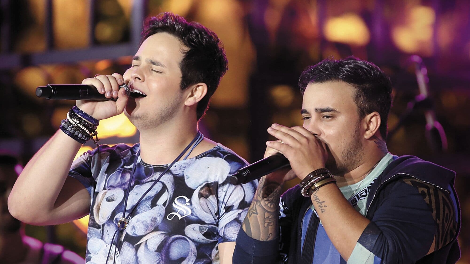 Matheus e Kauan agitam noite de feriado no Maior São João do Mundo
