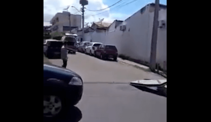 Caixão cai de veículo funerário no meio da rua na cidade de Sobral