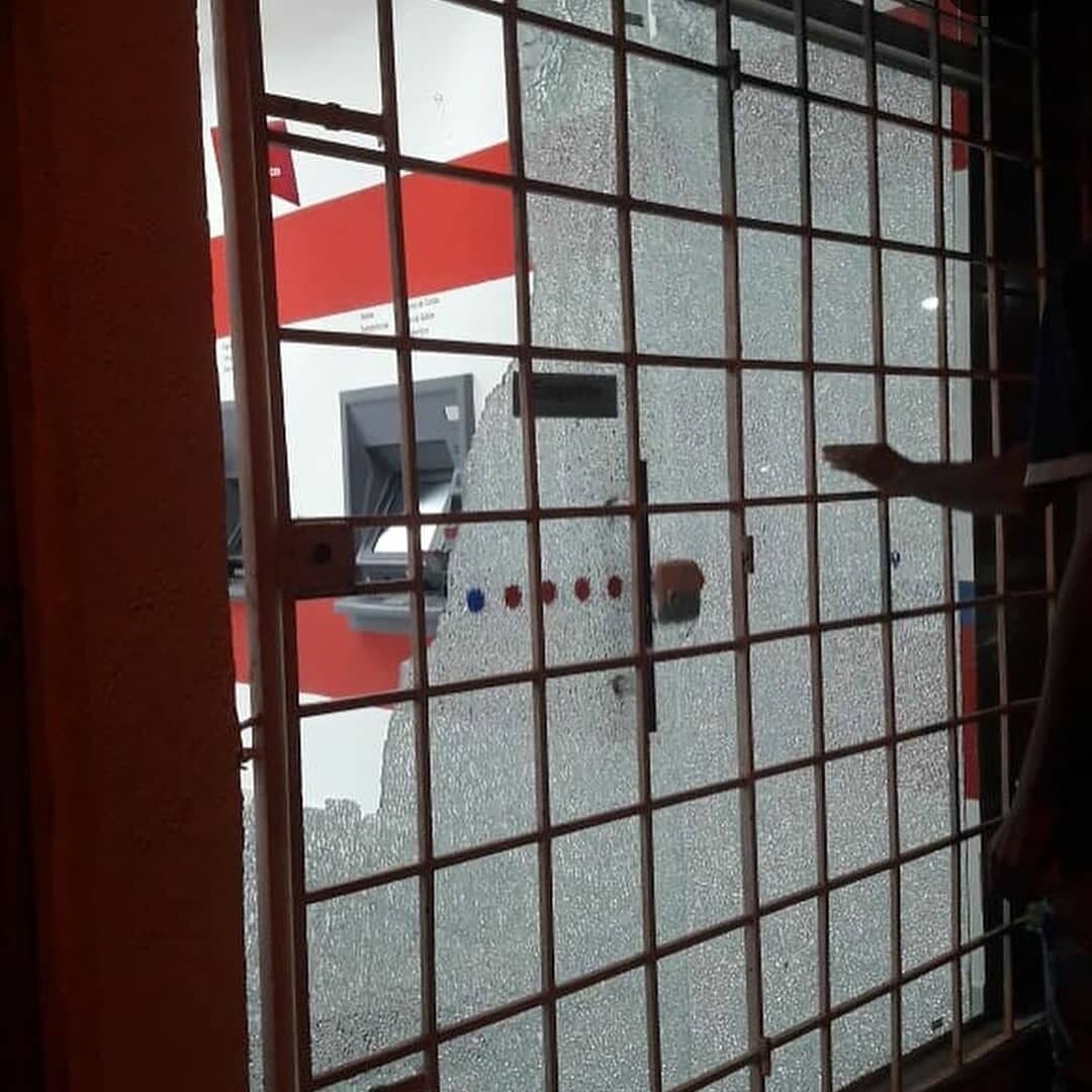 Bandidos invadem a cidade de Lagoa Seca e atacam os Correios e o Bradesco