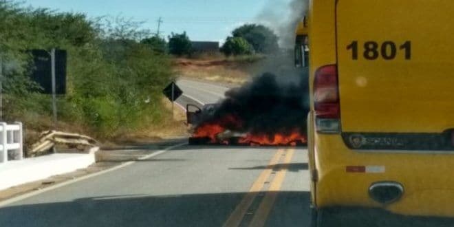 Bandidos fazem barricada em rodovia para assaltar carro-forte na Paraíba