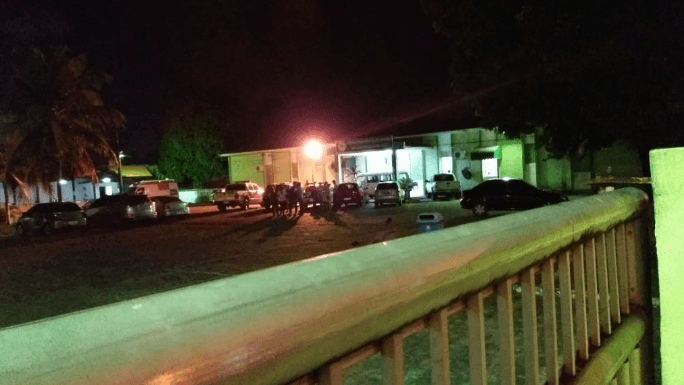 Suspeito de esfaquear vizinhos é levado para instituto de psiquiatria após audiência