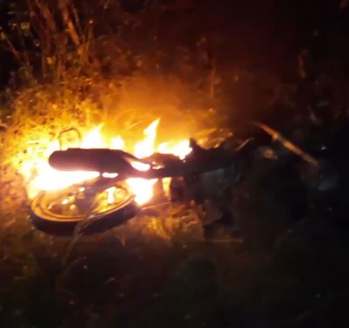 Motocicletas pegam fogo após colisão e deixam dois condutores mortos em Santa Rita
