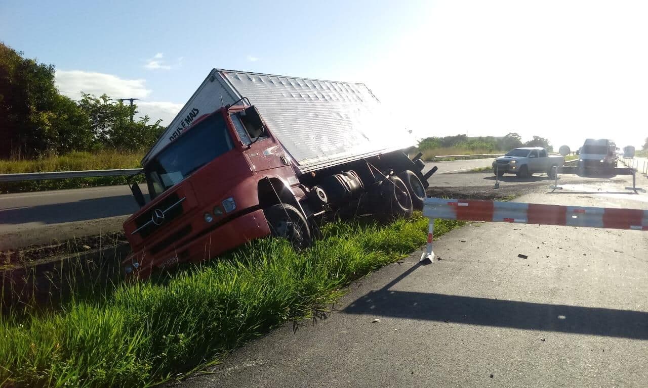 Caminhão carregado com 14 toneladas de farinha tomba na BR-230