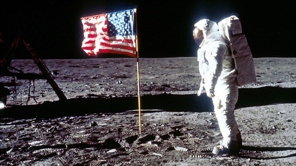 Pegada de Armstrong na Lua vira selo comemorativo